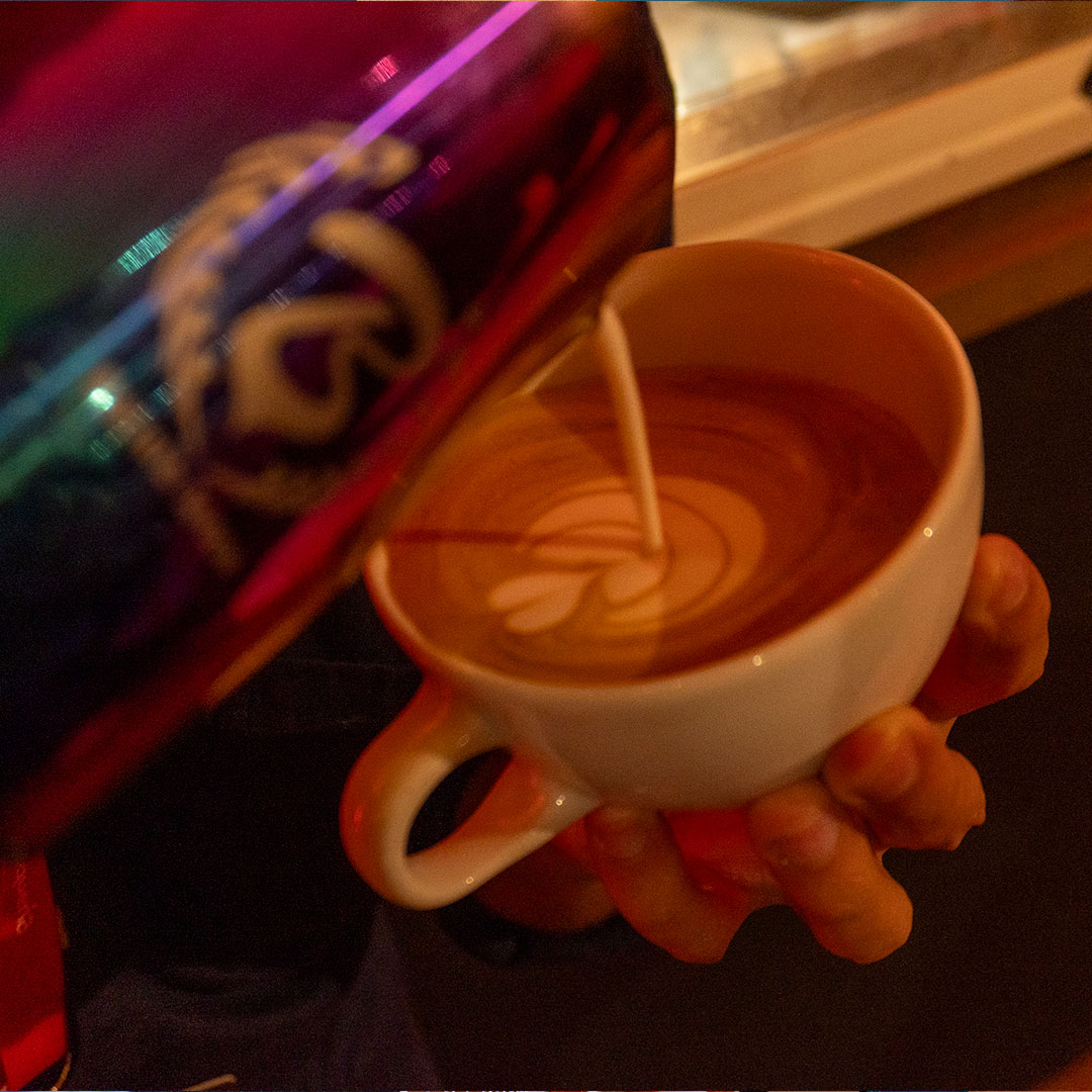 Arte latte en taza de café